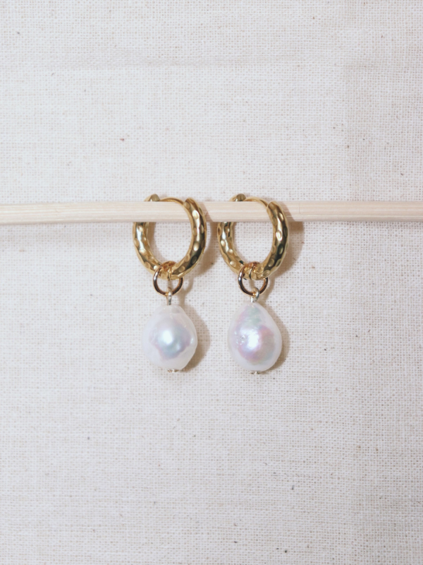 Mila White baroque pearls hoop earrings