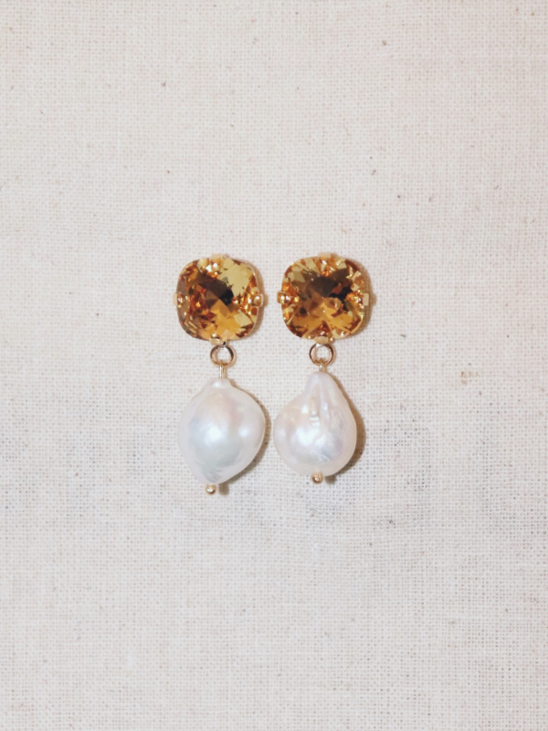 Ambre Crystals and white baroque pearls earrings